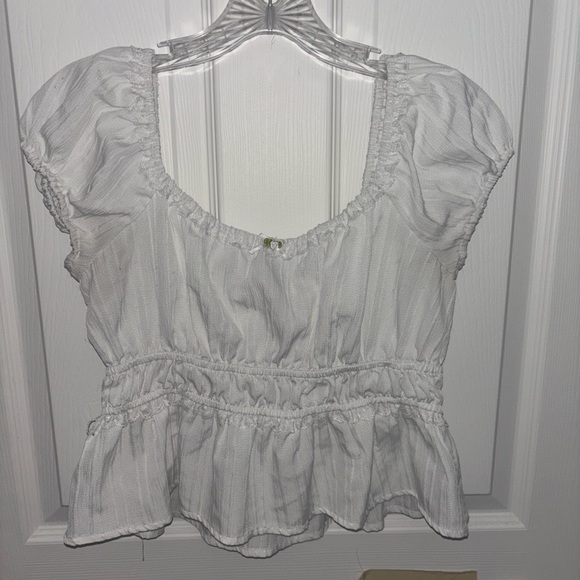 White blouse w lace collar and rose - Picture 1 of 4